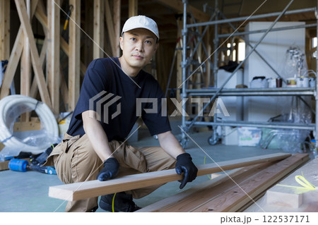 建築現場で働く男性 122537171