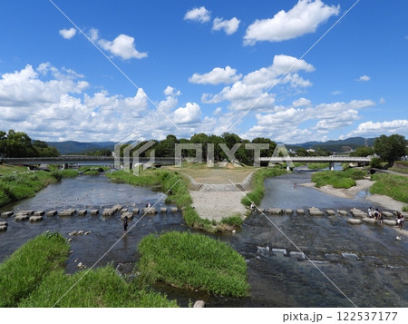 賀茂川と高野川の合流地点 通称鴨川デルタ(京都市の賀茂大橋で2024年8月撮影) 122537177