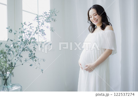 窓際に立つ妊婦　 122537274
