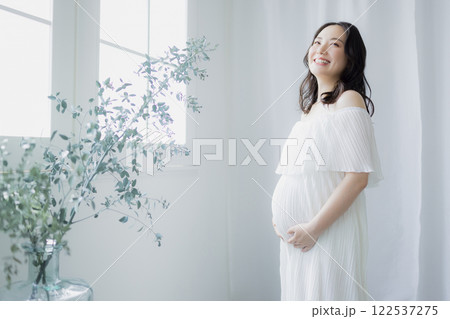 窓際に立つ妊婦 窓際に立つ妊婦 122537275