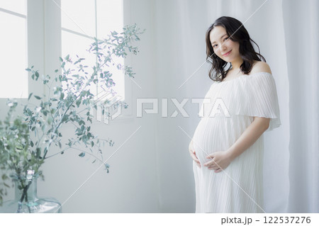 窓際に立つ妊婦　 122537276
