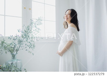 窓際に立つ妊婦 窓際に立つ妊婦 122537279