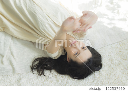 寝転ぶ女性　　 122537460