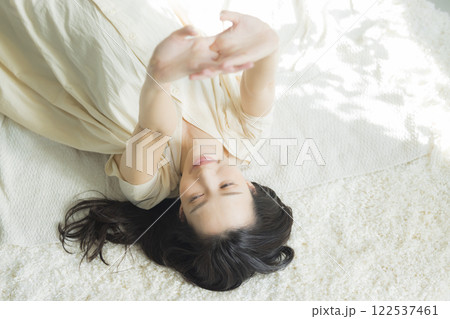 寝転ぶ女性　　 122537461