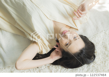 寝転ぶ女性 寝転ぶ女性 122537464