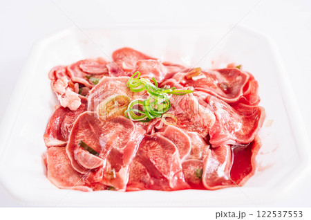 味付け肉　ねぎ塩豚タン 122537553