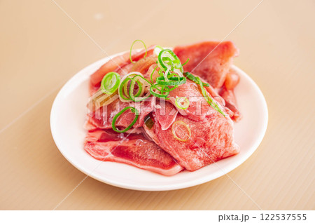 味付け肉　ねぎ塩豚タン 122537555