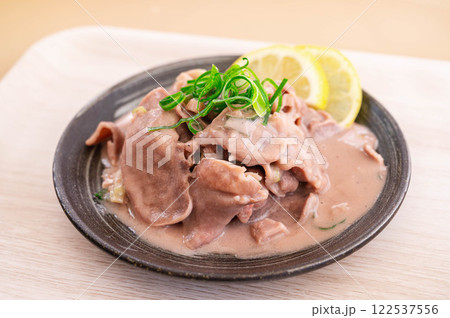 焼いた味付けネギ塩豚タン 122537556