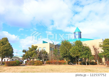 愛知県愛西市、愛西市中央図書館の風景 122537752