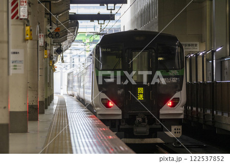 特急草津・四万号　E257系 上野駅17番線ホーム 04 122537852