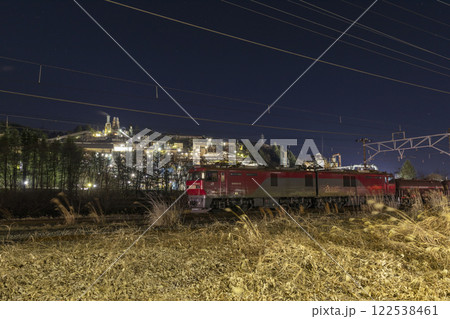 亜鉛工場夜景と貨物列車03 122538461