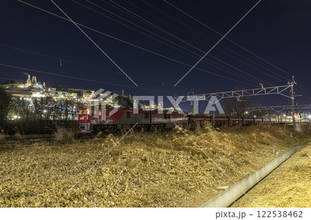 亜鉛工場夜景と貨物列車04 122538462