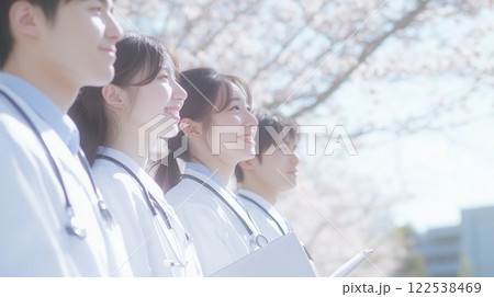春から勤務する医学部生達の希望に満ちた表情 122538469
