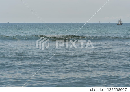 ヨットが浮かぶ海 122538667