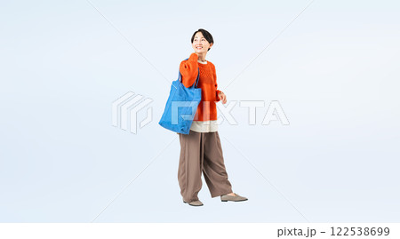 トートバッグを持って歩くおしゃれなミドル女性の全身写真 トートバッグを持って歩くおしゃれなミドル女性の全身写真 122538699