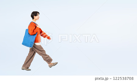 トートバッグを持って歩くおしゃれなミドル女性の全身写真 トートバッグを持って歩くおしゃれなミドル女性の全身写真 122538708