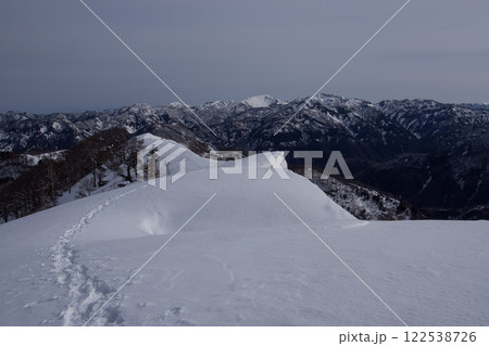 残雪豊富な加賀禅定道 122538726