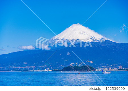 【静岡県】伊豆から眺める、海越しの富士山 【静岡県】伊豆から眺める、海越しの富士山 122539000
