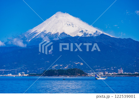 【静岡県】伊豆から眺める、海越しの富士山 122539001
