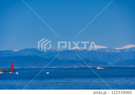 【静岡県】駿河湾に浮かぶ小船と冠雪した南アルプス 122539060