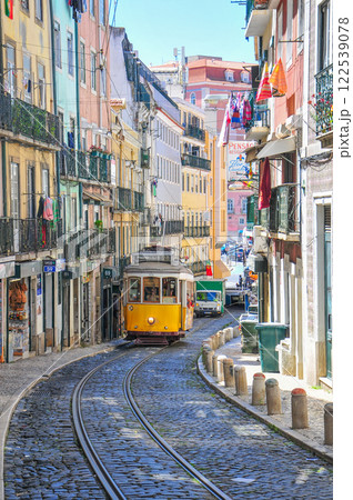 ポルトガルの首都リスボンを走るレトロなトラムの美しい風景 ポルトガルの首都リスボンを走るレトロなトラムの美しい風景 122539078