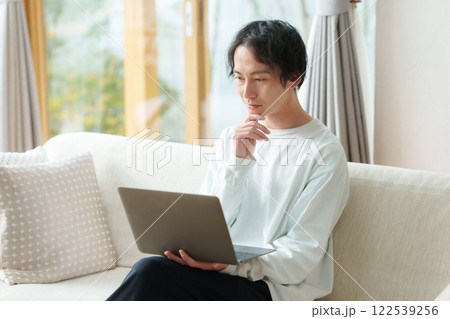 男性　パソコン 122539256