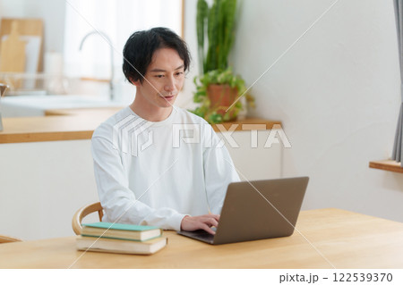 男性　パソコン 122539370