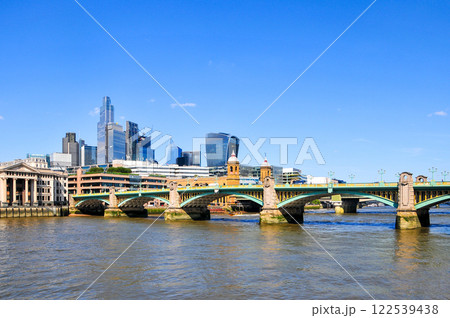 ロンドン中心部のテムズ川に架かるサウスワーク橋のとても美しい風景 ロンドン中心部のテムズ川に架かるサウスワーク橋のとても美しい風景 122539438