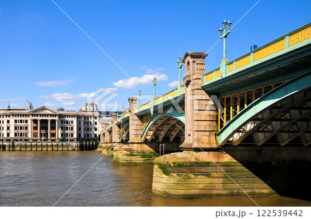 ロンドン中心部のテムズ川に架かるサウスワーク橋のとても美しい風景 ロンドン中心部のテムズ川に架かるサウスワーク橋のとても美しい風景 122539442