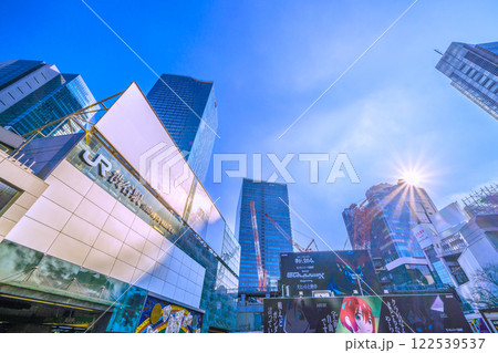 日本の東京都市景観移転ハチ公改札…コロ5年感染確認…（賑わう）渋谷。広告無し…＝20日 122539537