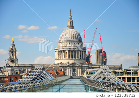 ロンドンにあるセントポール大聖堂のとても美しい風景 ロンドンにあるセントポール大聖堂のとても美しい風景 122539712
