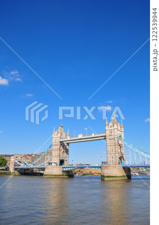 ロンドンにあるテムズ川に架かるタワーブリッジのとても美しい風景 122539944