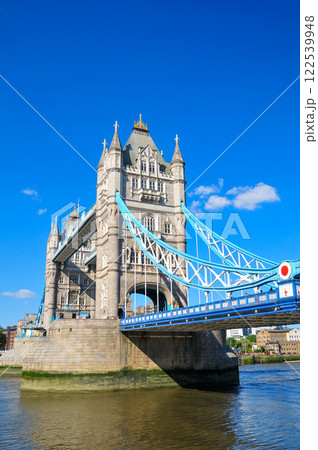 ロンドンにあるテムズ川に架かるタワーブリッジのとても美しい風景 122539948