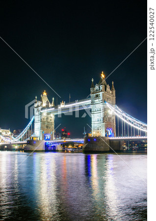 ロンドンにあるテムズ川に架かるタワーブリッジのとても美しい夜景 122540027