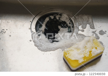 台所のシンクと洗剤とスポンジ・キッチンの掃除イメージ 台所のシンクと洗剤とスポンジ・キッチンの掃除イメージ 122540030