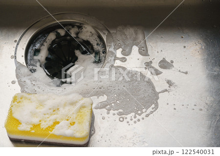 台所のシンクと洗剤とスポンジ・キッチンの掃除イメージ 台所のシンクと洗剤とスポンジ・キッチンの掃除イメージ 122540031