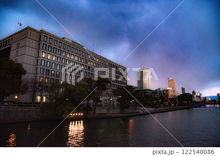 大阪の淀屋橋の中之島の大阪市庁舎と遠景 122540086