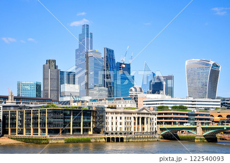 ロンドン中心部の金融街シティのとても美しい風景 122540093