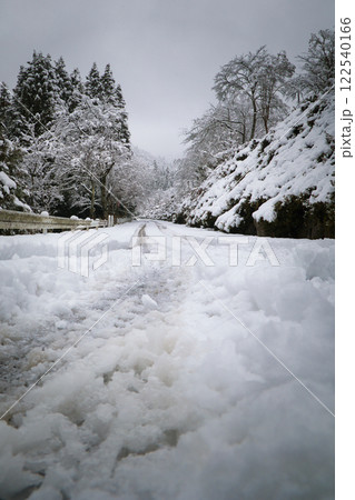 降り積もる雪で白く覆われた滑りやすい雪道 降り積もる雪で白く覆われた滑りやすい雪道 122540166