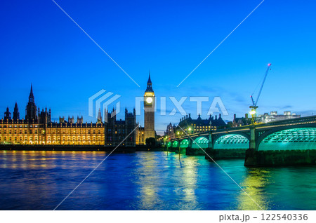 ロンドンにあるビッグベンのとても美しい夜景 ロンドンにあるビッグベンのとても美しい夜景 122540336