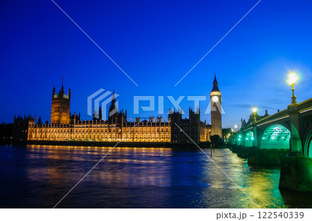 ロンドンにあるビッグベンのとても美しい夜景 ロンドンにあるビッグベンのとても美しい夜景 122540339