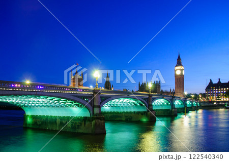 ロンドンにあるビッグベンのとても美しい夜景 ロンドンにあるビッグベンのとても美しい夜景 122540340