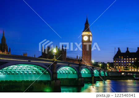 ロンドンにあるビッグベンのとても美しい夜景 122540341
