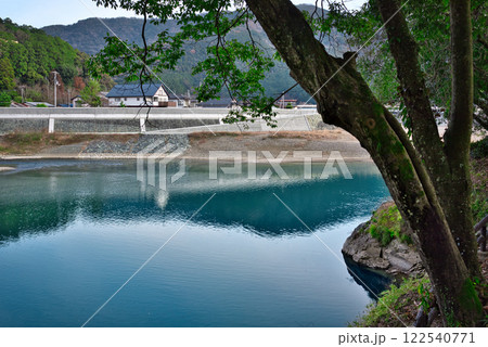 臥龍山荘から見る肘川とその景色 122540771