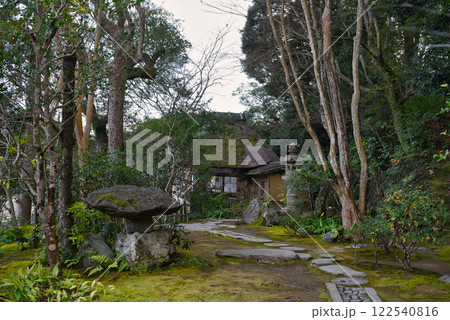 臥龍山荘から見る庭園 122540816