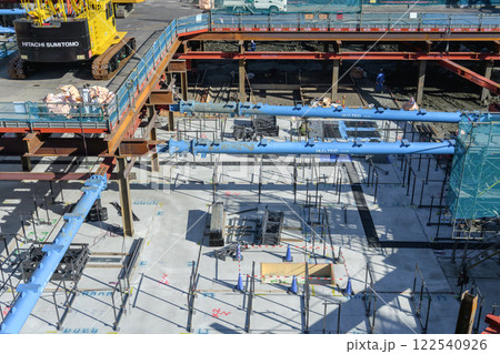 建設現場の重機と乗り入れ構台 建設現場の重機と乗り入れ構台 122540926