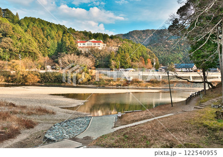 臥龍山荘から見る肘川とその風景 122540955