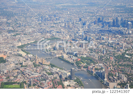 飛行機から眺めるロンドン上空のとても美しい空撮風景 飛行機から眺めるロンドン上空のとても美しい空撮風景 122541307