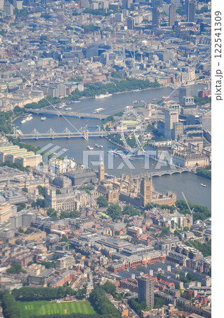飛行機から眺めるロンドン上空のとても美しい空撮風景 飛行機から眺めるロンドン上空のとても美しい空撮風景 122541309