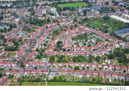 飛行機から眺めるロンドン郊外上空の住宅街風景 122541312